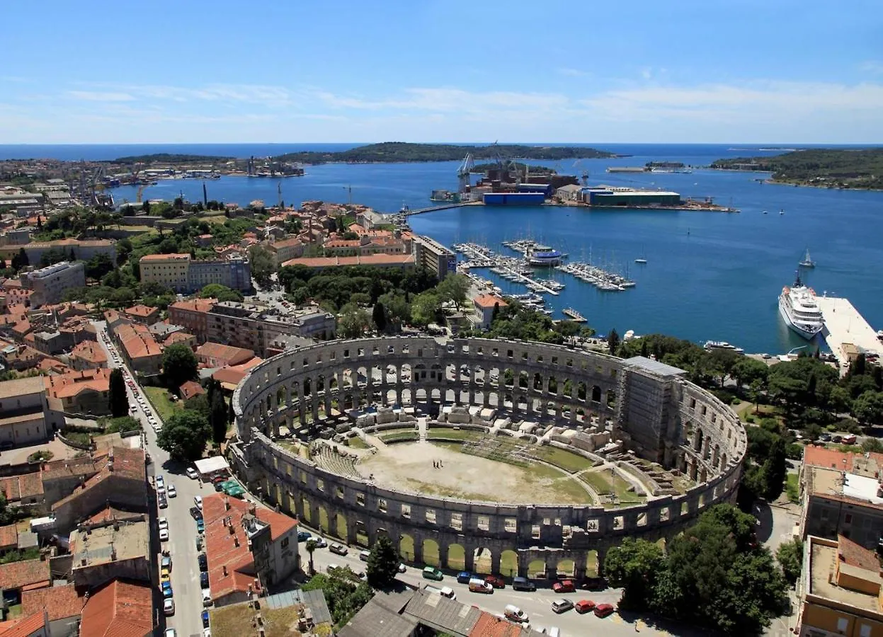Apartments With A Parking Space Pula - 11049